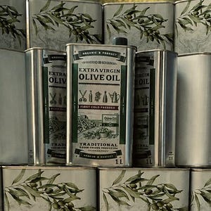 Könnte beinhalten: Eine Sammlung rechteckiger Metalldosen für natives Olivenöl extra, jeweils mit 5 L gekennzeichnet. Die Dosen haben einen weißen Hintergrund mit grünen Olivenzweig-Illustrationen und dem Text Zeytinyağı. Eine mittlere Dose zeigt Extra Virgin Olive Oil.
