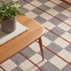 Schackrutig ullmatta, modern plattvävd matta, benvit och brun rutig matta, handvävd geometrisk matta för vardagsrum, minimalistisk matta