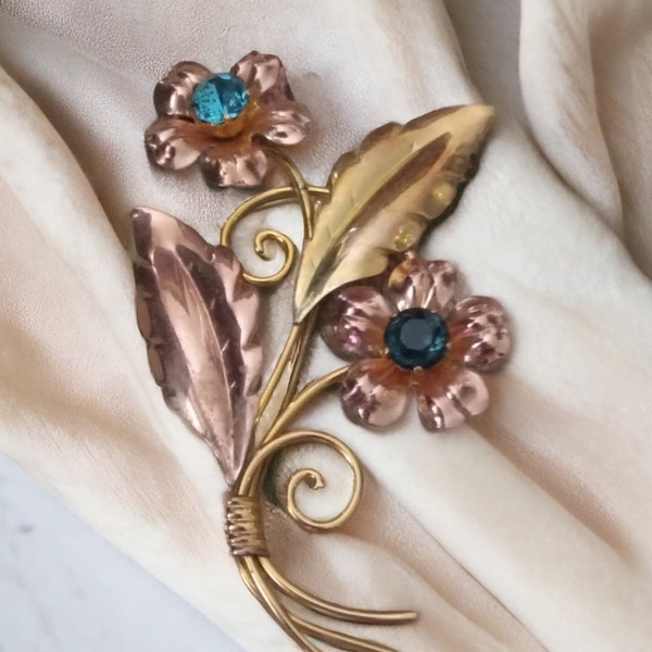 Vintage 1940's Van Dell Flower Brooch