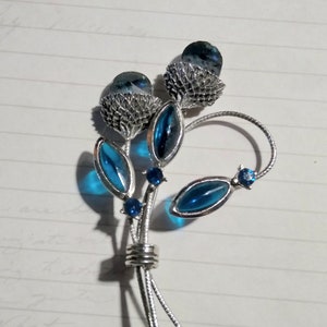 JP327. Vintage C1940's Silver Tone Brooch. Blue Glass Stones