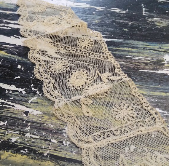 Antique Ecru Lace Collar Gem