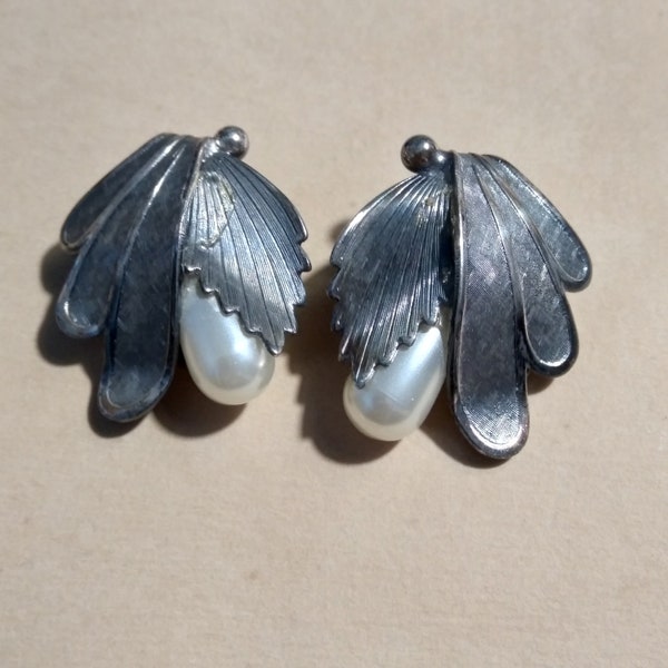 Vintage Pat. Pend. Silver Pearl Clip On Earrings