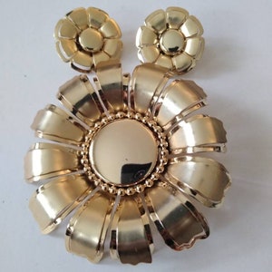 Vintage Unsigned Gold Flower Brooch and Earring Set