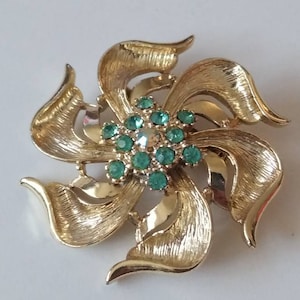 Vintage Goldtone Rhinestone Flower Brooch