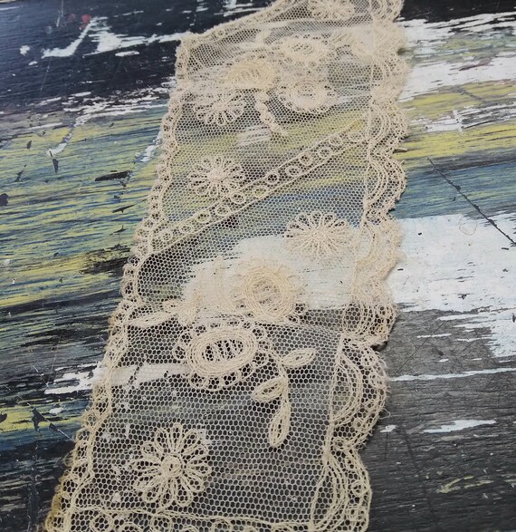 Antique Ecru Lace Collar Gem