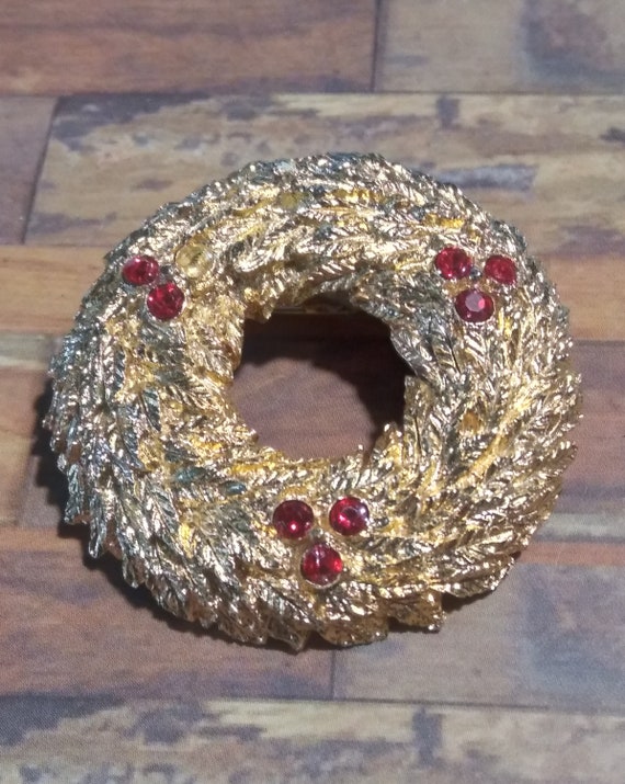 Vintage Christmas Gold Wreath Red Rhinestone Broo… - image 1