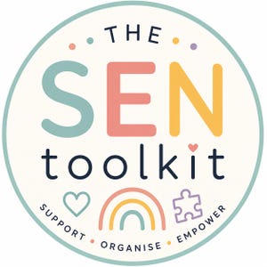 Puede incluir: Un logotipo circular con fondo crema y borde azul claro. Presenta el texto THE SEN toolkit en azul oscuro, con SEN en letras grandes. Debajo hay un corazón, un arcoíris y una pieza de rompecabezas, con las palabras SUPPORT ORGANISE EMPOWER.