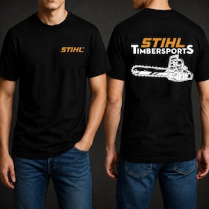 Pode incluir: Uma t-shirt preta de manga curta com o logótipo laranja da STIHL no lado esquerdo do peito. As costas da t-shirt apresentam o logótipo laranja da STIHL, o texto branco TIMBERSPORTS e uma grande ilustração gráfica branca de uma motosserra.