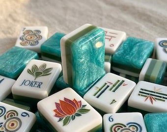 Jeu de mah-jong turquoise, tuiles américaines avec dos à motif marbre, couches vertes et motifs floraux