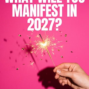 Pode incluir: Um fundo rosa brilhante apresenta o texto branco WHAT WILL YOU MANIFEST IN 2027? acima de uma vela faíscante dourada acesa que emite faíscas amarelas e confetes dourados. Abaixo, um retângulo branco contém 2027 MANIFESTATION READING.