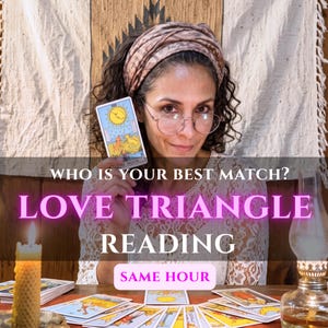 Può includere: Un servizio di lettura dei tarocchi con il testo WHO IS YOUR BEST MATCH? LOVE TRIANGLE READING SAME HOUR. L'immagine mostra una persona che tiene in mano la carta dei tarocchi La Luna, circondata da una candela di cera d'api, una lampada e carte.
