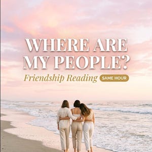 Könnte beinhalten: Drei Personen stehen zusammen an einem Sandstrand bei Sonnenuntergang und haben die Arme umeinander gelegt. Der Text lautet: WHERE ARE MY PEOPLE? Friendship Reading SAME HOUR. Der Himmel ist ein Farbverlauf aus Rosa und Orange.