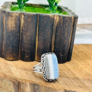 Anillo de plata con ágata de encaje hecha a mano, gema rectangular con banda, banda dividida ornamentada (ajustable).