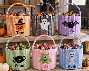 Puede incluir: Seis cestas cilíndricas de tela con asas, cada una con un patrón de cuadros vichy y una aplicación con temática de Halloween. Las cestas están personalizadas con los nombres Theo, Max, Elsie, Oliver, Isla y Noah, y llenas de dulces variados.