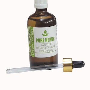 Pode incluir: Um frasco de vidro âmbar com tampa branca e um rótulo com a inscrição PURE HERBS 100% PURE THERAPEUTIC GRADE ESSENTIAL OIL CYPRIOL, NAGARMOTHA CYPERUS SCARIOSUS. Um conta-gotas de vidro com colar dourado e bulbo preto está posicionado à frente.