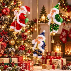 Könnte beinhalten: Drei Weihnachtsmann-Figuren hängen an goldenen Perlenketten. Eine trägt einen roten Anzug, eine einen grünen und eine einen blauen. Jede Figur hat einen weißen Bart, eine passende Mütze mit weißem Bommel und goldene Stiefel mit einer kleinen Glocke.