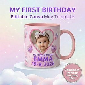 Puede incluir: Una taza de cerámica rosa con un marco de fotos en forma de corazón con un bebé con lazo, el texto MY FIRST BIRTHDAY EMMA 19-8-2026 y gráficos de corazones. Una insignia circular indica 3 tamaños de taza incluidos 11oz, 12oz, 15oz.