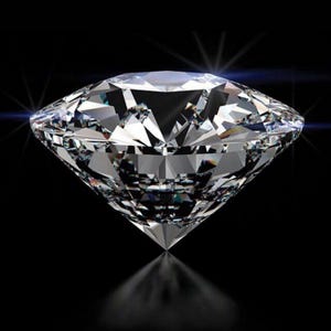 Könnte beinhalten: Ein klarer Diamant im Brillantschliff mit zahlreichen dreieckigen und trapezförmigen Facetten, die das Licht reflektieren und scharfe geometrische Muster sowie helle weiße Glanzlichter vor einem tiefschwarzen Hintergrund erzeugen.