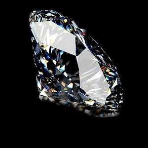 Könnte beinhalten: Ein facettierter, klarer, farbloser Edelstein im Brillantschliff mit scharfen geometrischen Winkeln und intensiver Lichtbrechung. Der Stein weist zahlreiche dreieckige und trapezförmige Facetten auf, die kontrastreiche Reflexionen vor einem schwarzen Hintergrund erzeugen.
