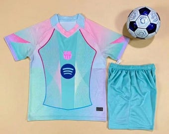 Barcelona Heimtrikot-Set | Kurzarmtrikot mit V-Ausschnitt und Shorts | Barca-Fan-Outfit für Kinder und Erwachsene