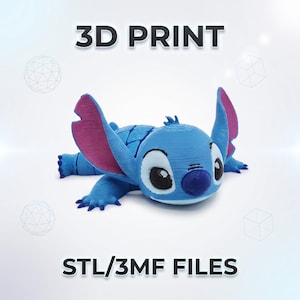 Puede incluir: Una figura azul impresa en 3D del personaje Stitch con grandes orejas forradas de rosa, ojos negros y una nariz azul oscuro. El texto 3D PRINT está en la parte superior y STL/3MF FILES en la inferior. La figura tiene una superficie texturizada.