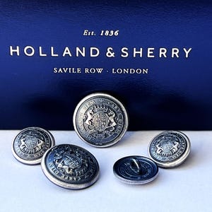Set di 10 bottoni Blazer CARPE DIEM in argento antico nella confezione regalo di Holland & Sherry