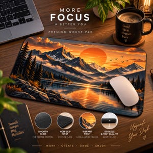 Könnte beinhalten: Ein rechteckiges Mauspad mit einer lebendigen Sonnenuntergangslandschaft mit schneebedeckten Bergen, einem ruhigen See und Kiefern. Das Design enthält den Text MORE FOCUS A BETTER YOU PREMIUM MOUSE PAD sowie vier kreisförmige Symbole mit Produktmerkmalen.