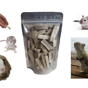 Puede incluir: Una bolsa de plástico transparente llena de diferentes masticables de cuerno de ciervo beige. La bolsa está sobre un fondo blanco. Hay cuatro animales pequeños en la imagen: un jerbo, un ratón, un conejillo de indias y una ardilla.