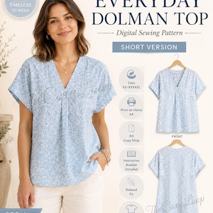Könnte beinhalten: Ein digitales Schnittmuster für ein Everyday Dolman Top, kurze Version. Das Bild zeigt eine hellblaue, geblümte Bluse mit V-Ausschnitt und Dolman-Ärmeln, dargestellt in Vorder- und Rückansicht, inklusive Textdetails für die Größen XS-XXXXXL.
