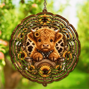 Può includere: Un girandola a vento circolare in legno con un'illustrazione centrale di un soffice vitello Highland marrone con un papillon a scacchi bianchi e neri, circondato da girasoli gialli e un motivo a quadrifogli neri, appeso a una catena.