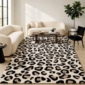 Könnte beinhalten: Ein rechteckiger Teppich mit einem sich wiederholenden Leopardenmuster in Schwarz und Beige auf cremefarbenem Grund. Der Teppich hat eine kurzflorige Textur und bedeckt die Bodenfläche vor einem hölzernen Couchtisch und zwei cremefarbenen Sofas.