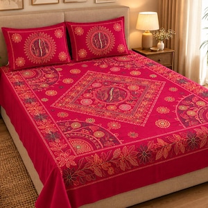 Può includere: Un set di lenzuola color magenta vivace con due federe abbinate. Il tessuto presenta un motivo centrale a rombi, disegni circolari in stile mandala e intricate bordure floreali nelle tonalità dell'arancione, del giallo e del viola scuro.
