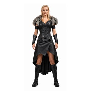 Könnte beinhalten: Ein schwarzes Korsettkleid in Lederoptik mit Vokuhila-Saum, einem Hüftgürtel mit kleiner Tasche und passenden Armschienen. Das Outfit wird durch einen grauen Kunstfell-Schulterkragen und schwarze, geschnürte kniehohe Stiefel ergänzt.