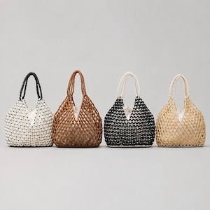 Puede incluir: Cuatro bolsos de mano construidos con cuentas interconectadas dispuestas en un patrón de celosía. Cada bolso cuenta con un cierre de cordón y dos asas superiores. Los colores incluyen blanco, marrón, negro y beige, con cuentas distintas.