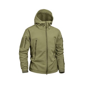 Może przedstawiać: Oliwkowa taktyczna kurtka typu softshell z pełnym zamkiem błyskawicznym z przodu, zintegrowanym kapturem ze ściągaczami oraz wieloma kieszeniami zapinanymi na zamek na klatce piersiowej i rękawach. Rękawy posiadają rzepy do identyfikacji.