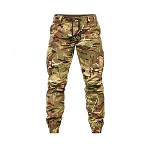 Könnte beinhalten: Cargo-Jogginghose mit Camouflage-Muster in Olivgrün, Braun und Beige. Die Hose verfügt über einen elastischen Bund mit schwarzem Kordelzug, zwei seitliche Cargotaschen mit Klappen sowie elastische Bündchen an den Beinabschlüssen.