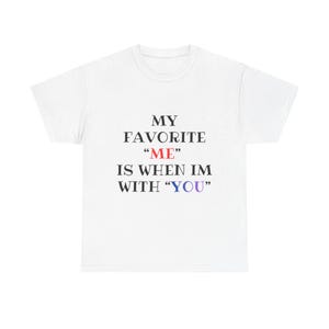 Puede incluir: Una camiseta blanca de manga corta con el texto negro MY FAVORITE "ME" IS WHEN IM WITH "YOU". La palabra ME está impresa en rojo, y la palabra YOU está impresa en un degradado de azul y morado, centrada en la parte frontal de la prenda.