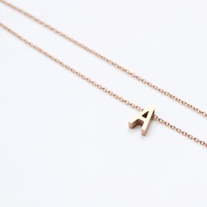 Colar com letras de aço inoxidável, colar com iniciais em ouro rosa, colares com monogramas em camadas, colar minimalista, joias com iniciais para mães