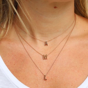 Collar con inicial de oro rosa, collar con letras de acero inoxidable, collares con monogramas en capas, collar minimalista