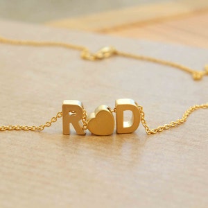 Collar de corazón para parejas / Collar con iniciales / Collar de dos letras / Collar con monograma de plata / Joyas con letras doradas / Collar con iniciales delicadas