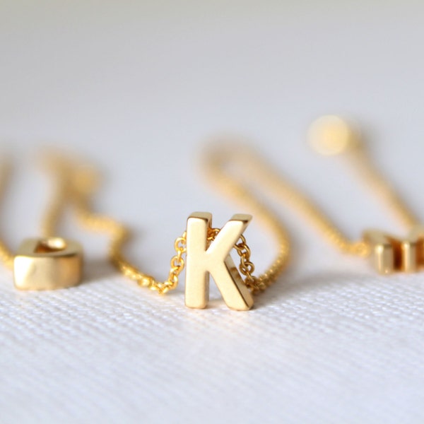 Collar pequeño de oro con inicial: monograma con letra personalizada
