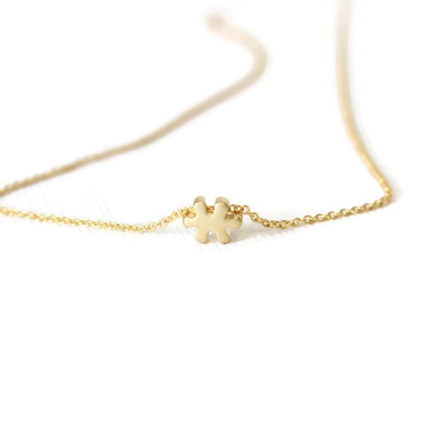 Collana puzzle delicata: ciondolo in oro opaco, stile minimalista