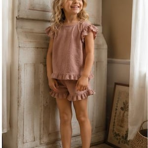 Patrón PDF de pantalones cortos de punto para niños con volantes en las piernas, de arriba hacia abajo. Tallas de 6 meses a 8 años. ¡Listo!
