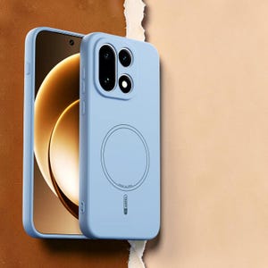 Könnte beinhalten: Eine hellblaue Smartphone-Hülle mit glatter, matter Oberfläche, ausgestattet mit einem quadratischen Kameraausschnitt mit abgerundeten Ecken, drei kreisförmigen Objektivöffnungen und einem magnetischen Ladering auf der Rückseite mit dem Text ABEEL.