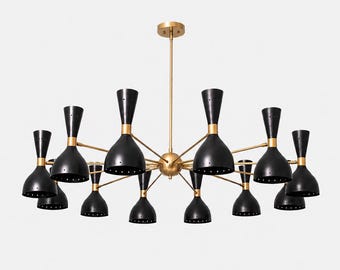 Lampadario personalizzato in ottone, stile Mid-Century Modern, a 12 bracci e 24 luci.