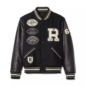 Puede incluir: Una chaqueta universitaria negra con mangas de cuero, cuello, puños y dobladillo acanalados con rayas blancas. El frente muestra una letra R blanca grande, varios parches ovalados con texto que incluye RL VII PC 1967, City Champs 1872-2022 y un escudo.