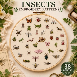 Könnte beinhalten: Ein runder Holzstickrahmen mit cremefarbenem Stoff, der 38 gestickte Insektenmotive wie Schmetterlinge, Käfer, Bienen und eine Schnecke zeigt. Der Text "INSECTS EMBROIDERY PATTERNS" steht oben und "38 DESIGNS" ist unten aufgedruckt.