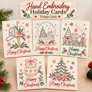 Puede incluir: Cinco tarjetas de felicitación blancas con bordados a mano de un buzón, una bola de nieve, un tren, un adorno y un árbol de Navidad. Cada tarjeta incluye el texto Happy Christmas en hilo rojo o verde, con detalles de acebo y estrellas.
