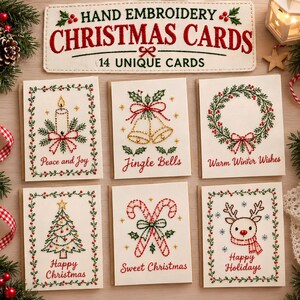 Pode incluir: Um conjunto de seis cartões de felicitações off-white com desenhos de Natal bordados à mão, incluindo uma vela, sinos, guirlanda, árvore, bengalas doces e uma rena, com fios vermelhos e verdes, e uma placa com HAND EMBROIDERY CHRISTMAS CARDS 14 UNIQUE CARDS.