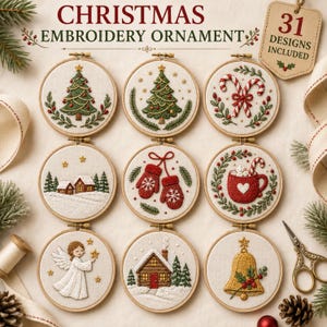 以下が含まれることがあります： クリスマスデザインの9つの円形刺繍枠。ツリー、キャンディケイン、冬の小屋、赤いミトン、マグカップ、天使、金のベルが描かれています。テキストには「CHRISTMAS EMBROIDERY ORNAMENT」および「31 DESIGNS INCLUDED」と記されています。
